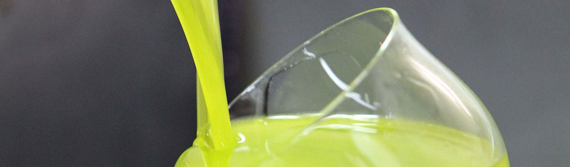 Il colore intenso dell'olio del Frantoio Cacioli